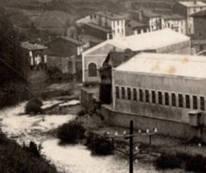 Benta Txuria. Fabrika berriaren bi nabeen artean (1920).jpg
